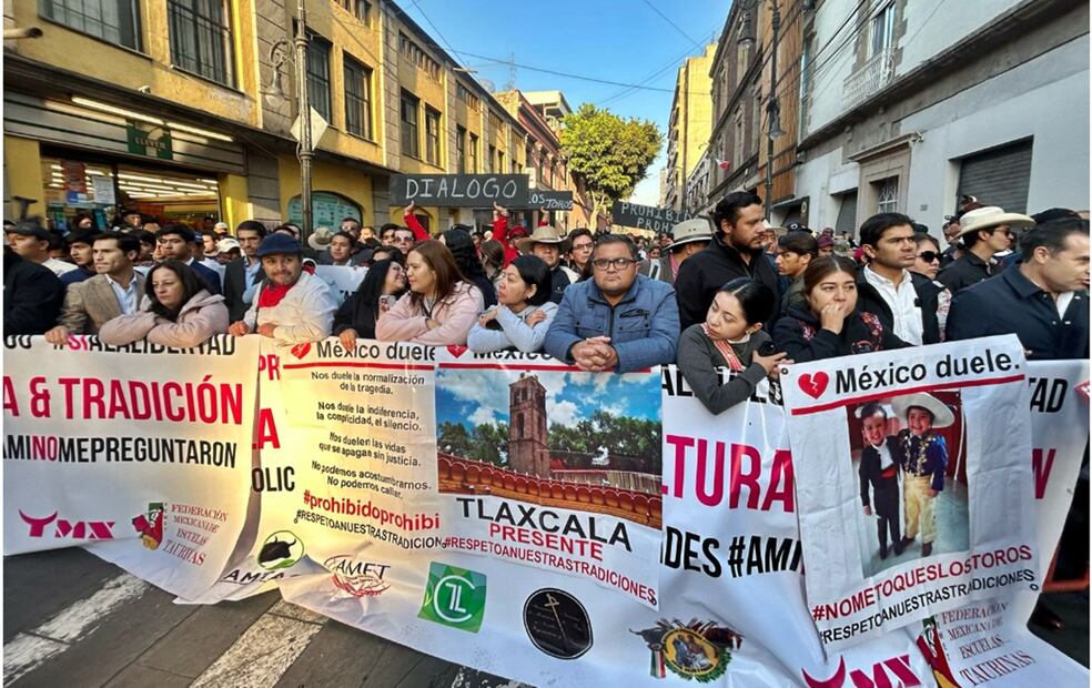 Colectivos a favor de la tauromaquia se manifiestan afuera del Congreso de la CDMX contra la prohibición de corrida de toros. Foto: Yaretzy M. Osnaya/EL UNIVERSAL
