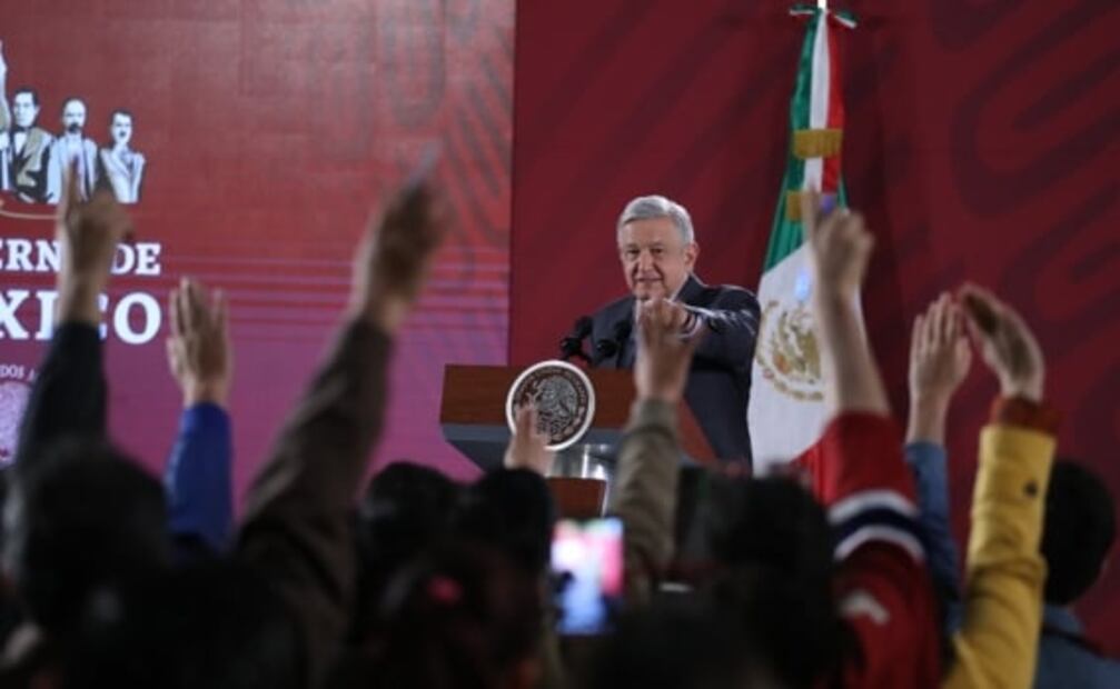 Lords, colados y resucitados: los personajes más polémicos de las mañaneras de AMLO