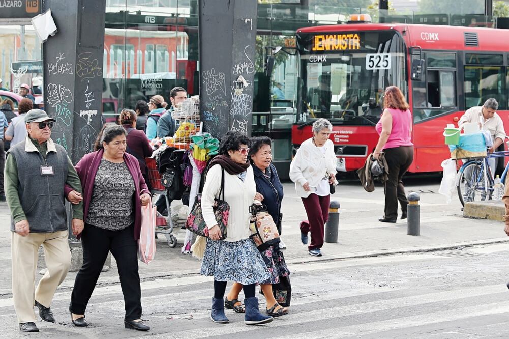 A paso lento, los cotidianos problemas citadinos de tránsito, transporte y vuelta a clases se observan en algunas zonas de la capital mexicana (LUCÍA GODÍNEZ. EL UNIVERSAL)