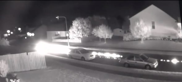 A lo "Volver al Futuro", conductor ebrio maneja su auto accidentado y deja el camino en llamas