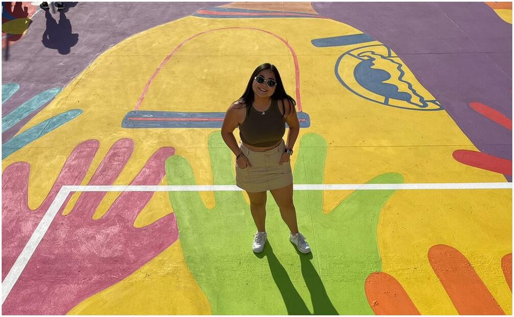La artista mexicana posa sobre su obra en La Merced, para ella los colores hacen la vida mucho mejor | FOTO: Cortesía