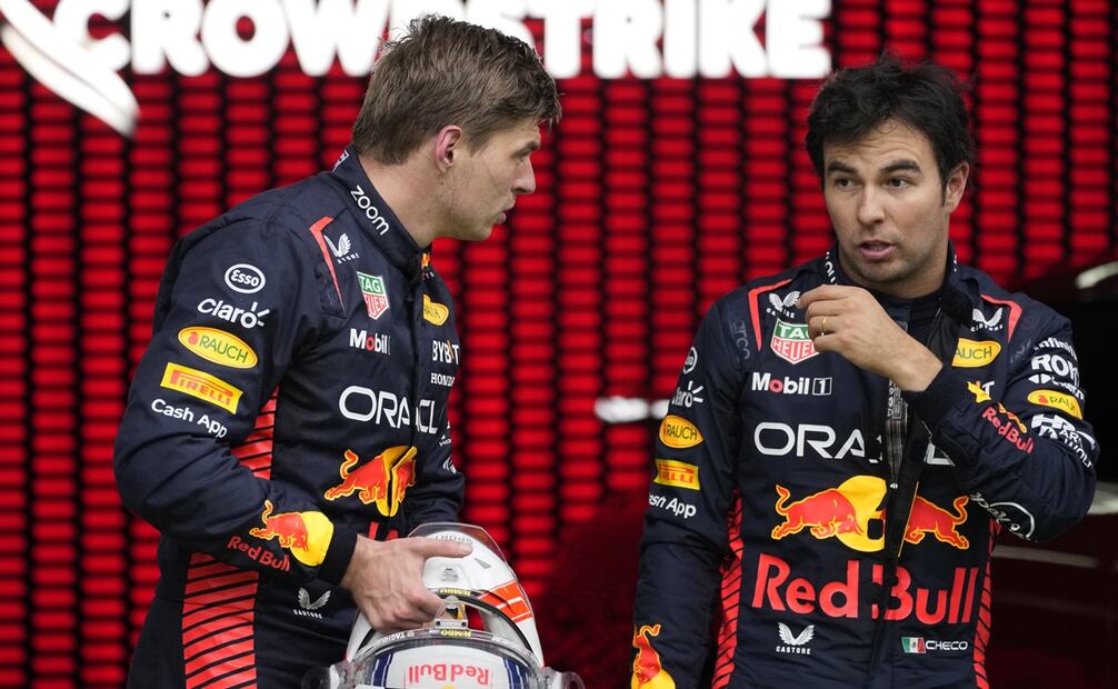 Max Verstappen y Checo Pérez s se apartaron para tener una discusión - Foto:    AP
