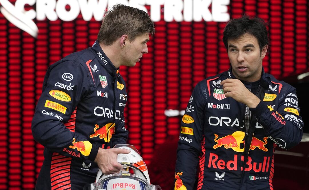 Max Verstappen y Checo Pérez se apartaron para tener una discusión - Foto: AP