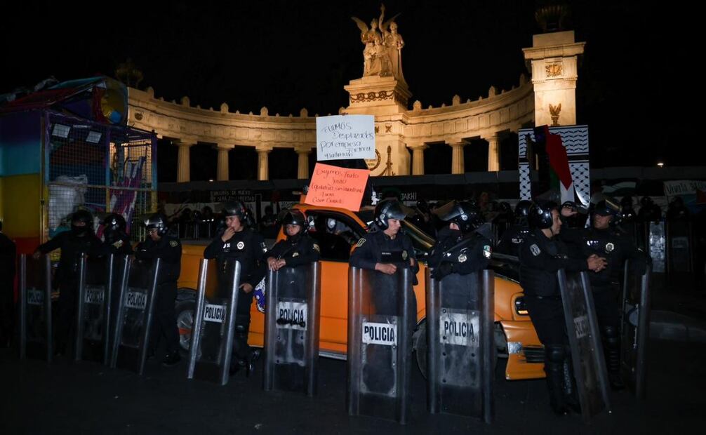 Repliegan a comerciantes que bloqueaban Avenida Juárez en el Centro de CDMX; exigen colocar su romería en la Alameda Central.
Foto: Hugo Salvador/El Universal
