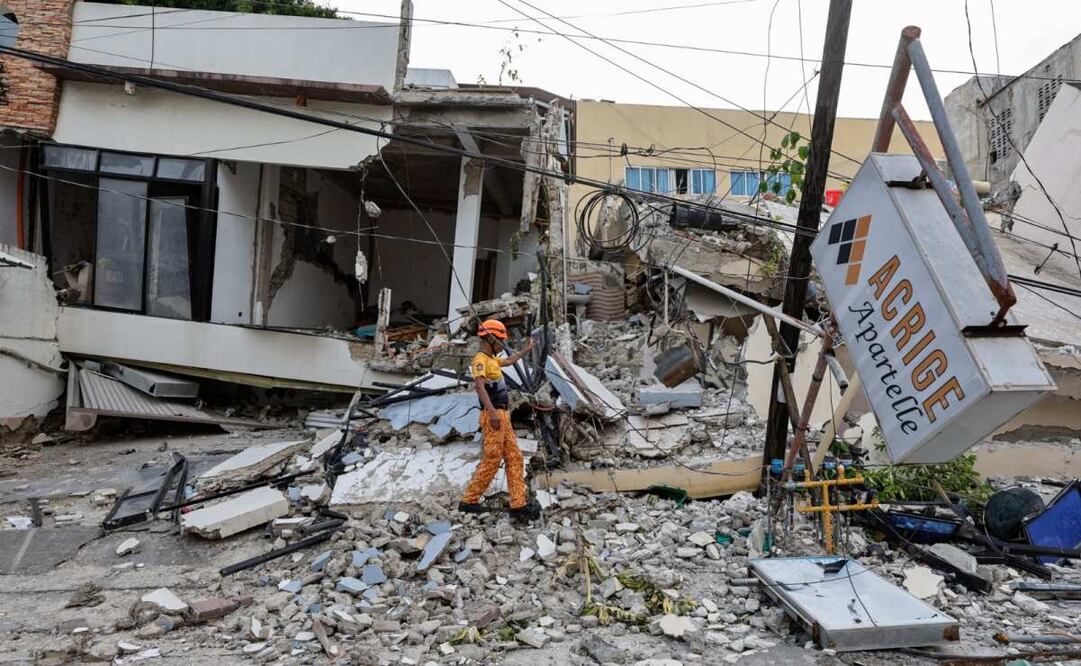 Un miembro del personal de la Oficina de Protección contra Incendios camina entre los escombros en un distrito comercial donde se derrumbó un edificio en la ciudad de Bogo, Cebú, Filipinas, el 2 de octubre de 2025. El número de muertos por el terremoto de magnitud 6,9 que sacudió la costa de la isla de Cebú asciende a 72, según el Consejo Nacional de Reducción y Gestión del Riesgo de Desastres (NDRRMC). (02/10/25) Foto: EFE