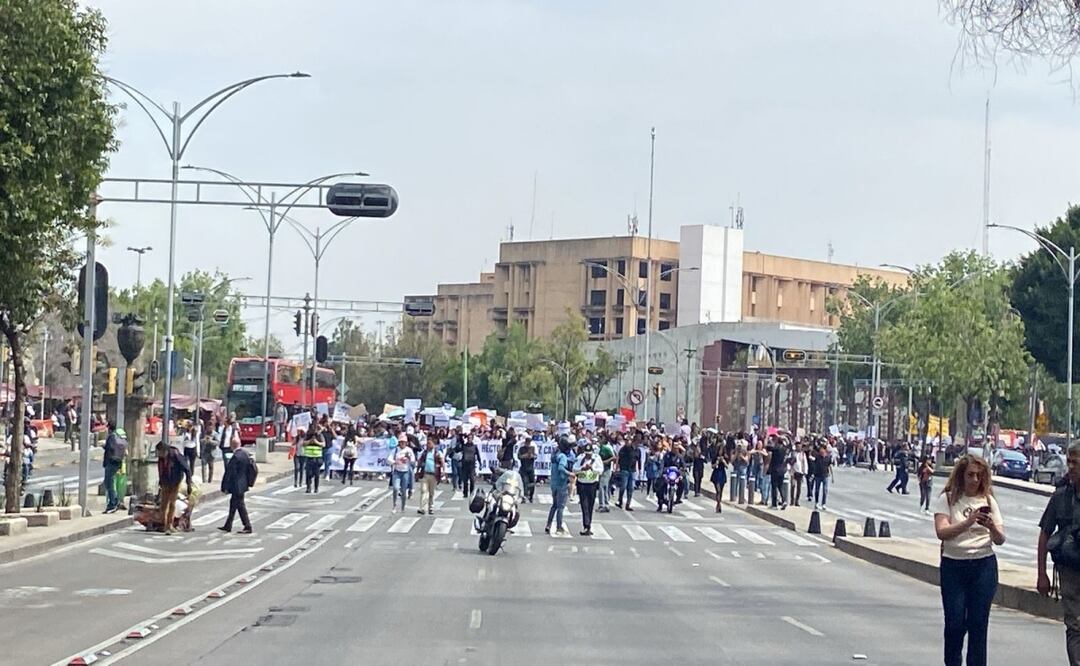 Veterinarios exigen justicia y seguridad; marchan al Senado tras asesinato de Héctor Hernández en Edomex. Foto: Yaretzy Osnaya