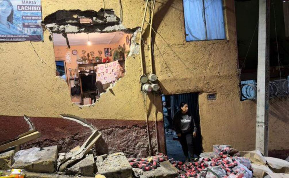 Camión refresquero choca contra vivienda en Álvaro Obregón; dos adultos mayores resultan lesionados.
Foto: Especial.