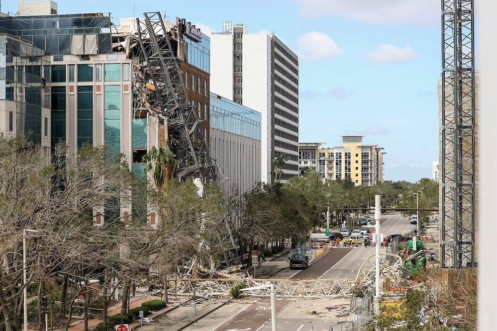 Una grúa de construcción de gran altura se partió y se estrelló contra el edificio de enfrente durante el huracán Milton, en San Petersburgo, Florida. FOTO: MIKE CARLSON. AP