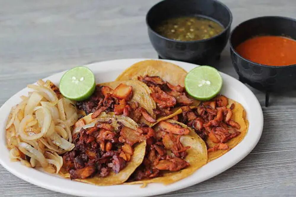 Sigue esta receta de tacos al pastor para comer en casa. Foto: Unsplash