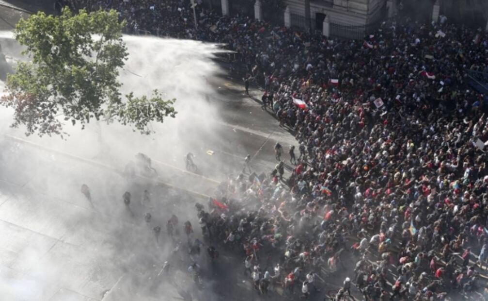 Reportan violentos enfrentamientos en décimo día de protestas en Chile