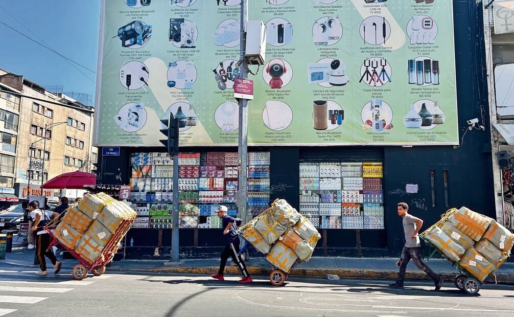 El dirigente de ProCéntrico advirtió que el incumplimiento de regulaciones no arancelarias en la que incurre gran cantidad de las artículos de origen chino, como los que se incautaron en la Plaza Izazaga 89, genera competencia desleal, pues con esas medidas lo que se busca es controlar el flujo de la mercancía, garantizar la calidad del producto y equilibrar los precios del mercado. Foto: Berenice Fregoso archivo/EL UNIVERSAL