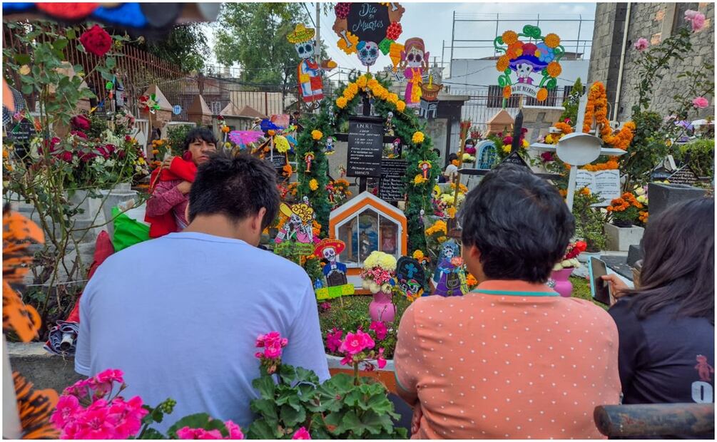 Decenas de personas llegaron a celebrar el Día de Muertos en el panteón de Santa Úrsula Coapa, CDMX. Foto: Jorge Alejandro Medellín / EL UNVIERSAL