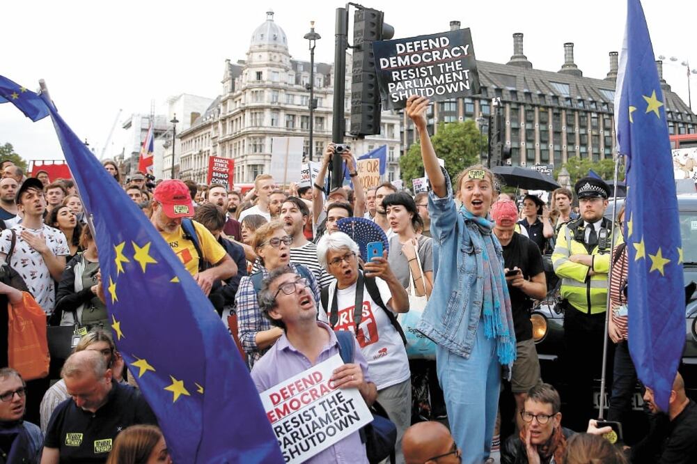 Opositores a la salida británica de la Unión Europea (UE) se manifestaron ayer afuera del Parlamento, en Londres. Foto: HENRY NICHOLLS. REUTERS