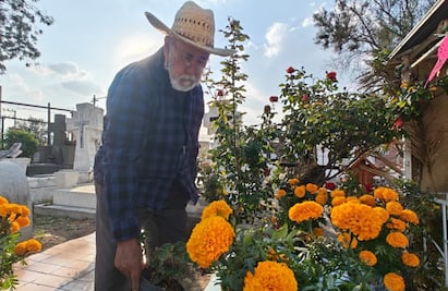 Día de Muertos: “Aquí está mi madre”, dice don José en el panteón de Mixquic