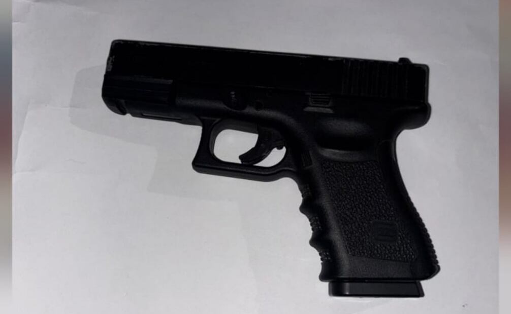 Al sospechoso se le encontró una réplica de arma de fuego. Foto: Especial.