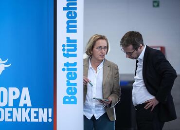 Manchan con heces a diputada de la ultraderecha alemana durante un acto