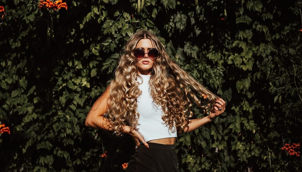 El tinte para cabello se deposita al exterior de la cutícula del pelo, lo que provoca que las partículas desaparezcan con cada lavado / Foto: Unsplash 