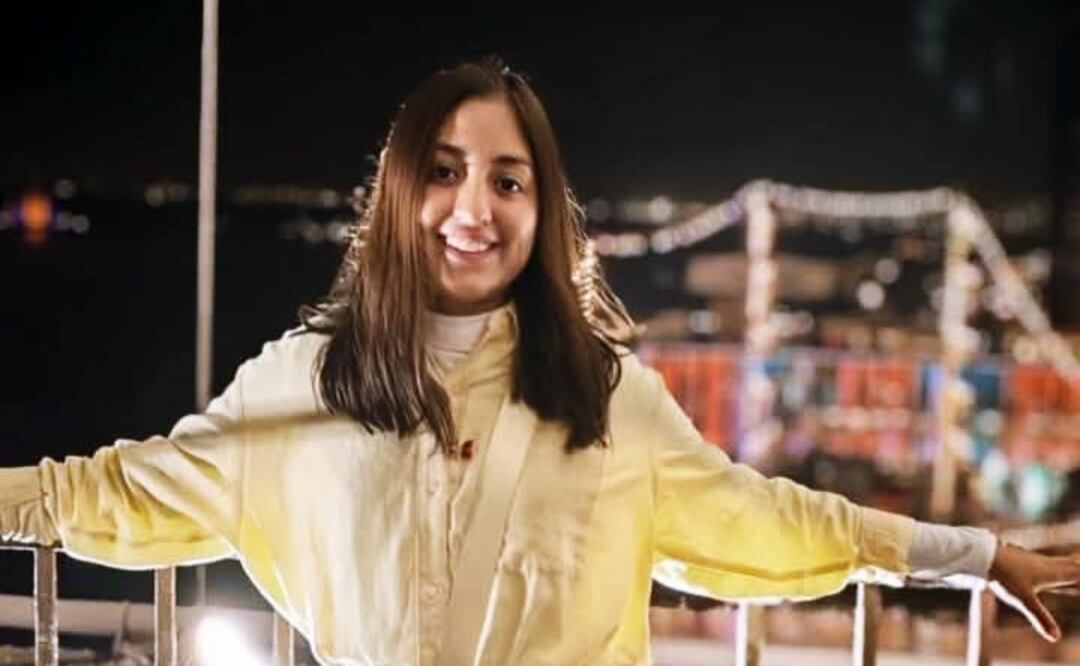 Amigos y familiares han llevado arreglos florales a la casa de sus padres, donde se le rinde tributo. Foto: Especial