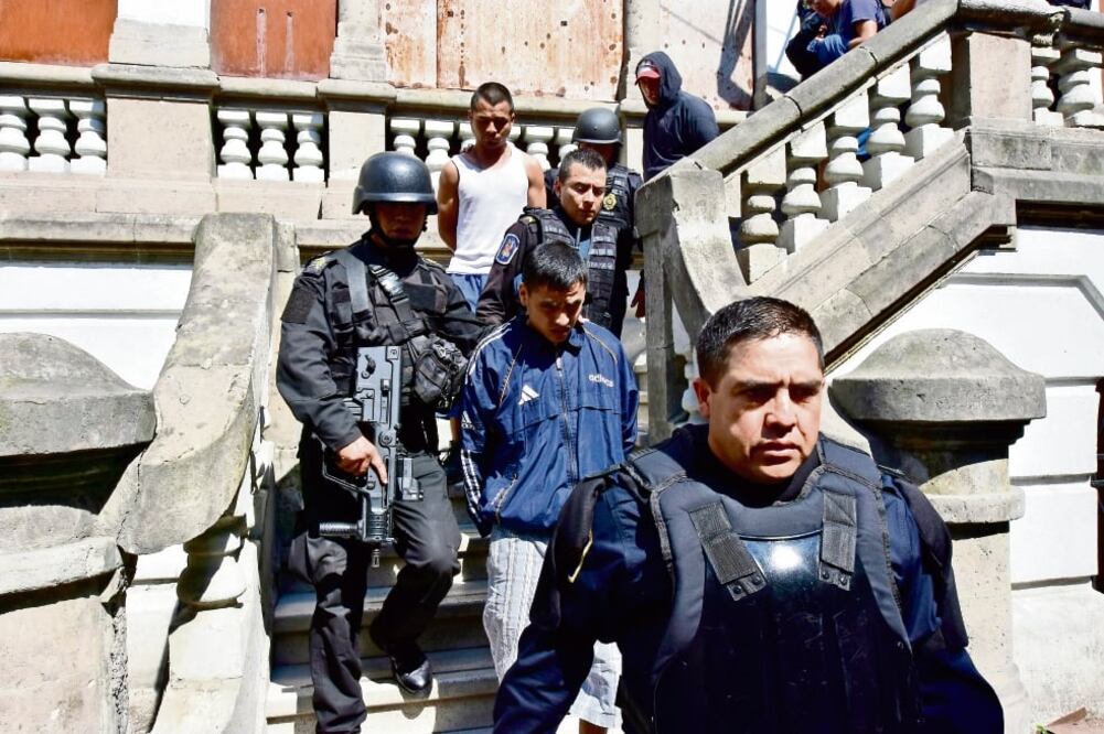 Elementos de la SSP detuvieron a ocho presuntos invasores del predio ubicado en Orizaba, número 215, colonia Roma (ARMANDO MONROY. CUARTOSCURO)