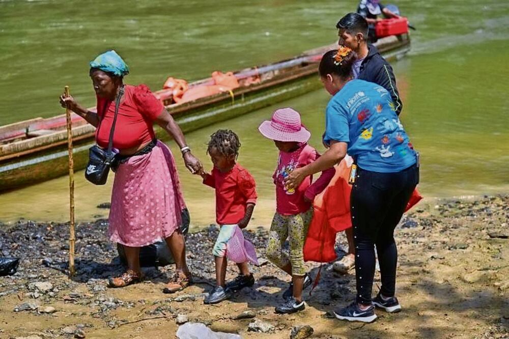 Migrantes irregulares dialogaron esta semana con emisarios de defensorías de los pueblos de Panamá y Colombia.