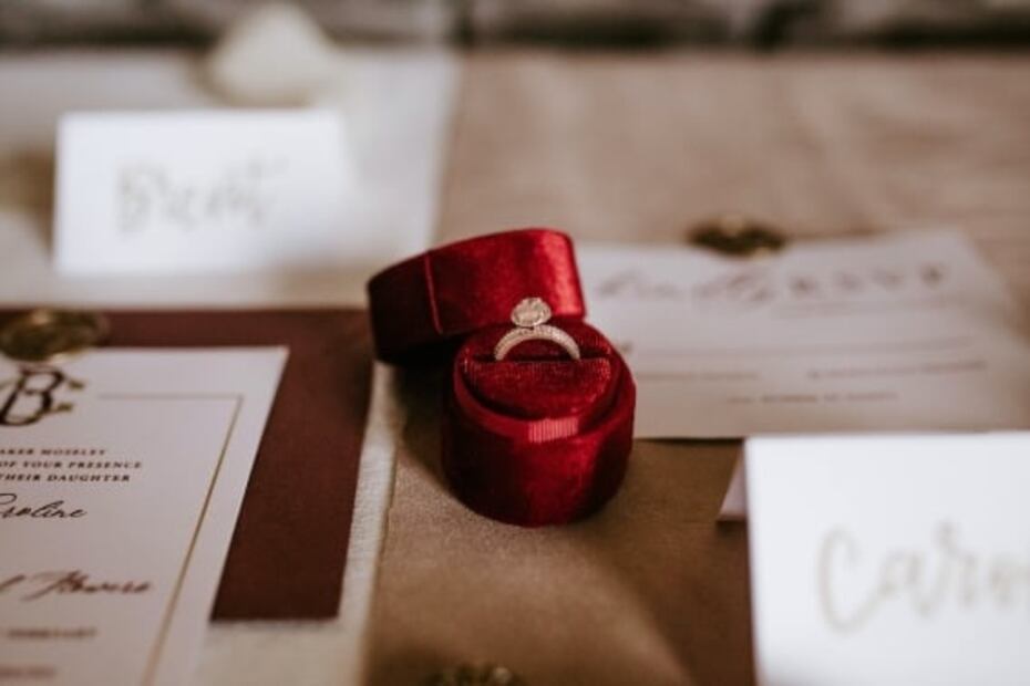 Pierde su anillo de bodas al caerse por el inodoro, lo recupera 20 años después