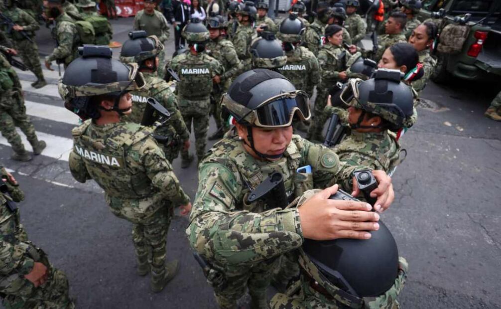 Aspectos Previos al comienzo del Desfile Militar. Integrantes de diversos grupos del Ejército Nacional, se alistan para el comienzo del Desfile; decenas de familias llegan al Centro Histórico para disfrutar, mientras que algunos niños asisten vestidos con características de militar. Foto: Luis Camacho / EL UNIVERSAL.