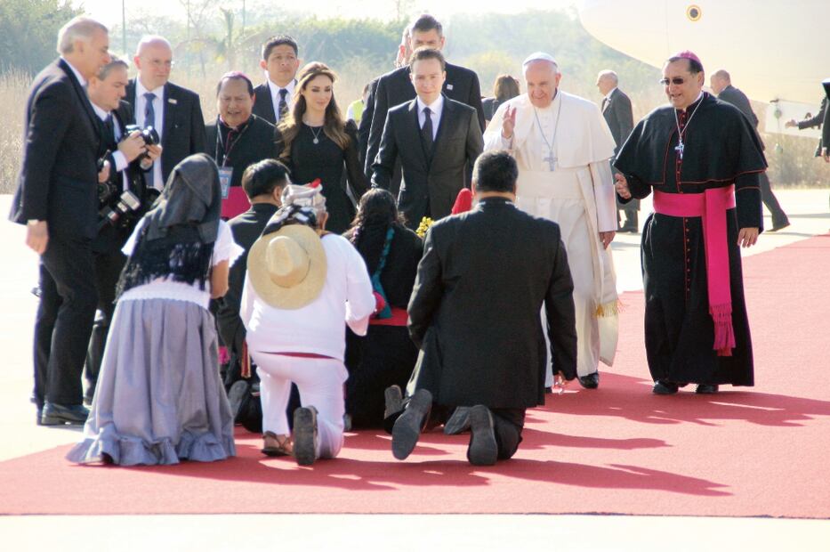 El gobernador de Chiapas, Manuel Velasco, y un grupo de indígenas dieron la bienvenida al Pontífice en el aeropuerto de Tuxtla Gutiérrez en 2016. Foto: Especial / Archivo