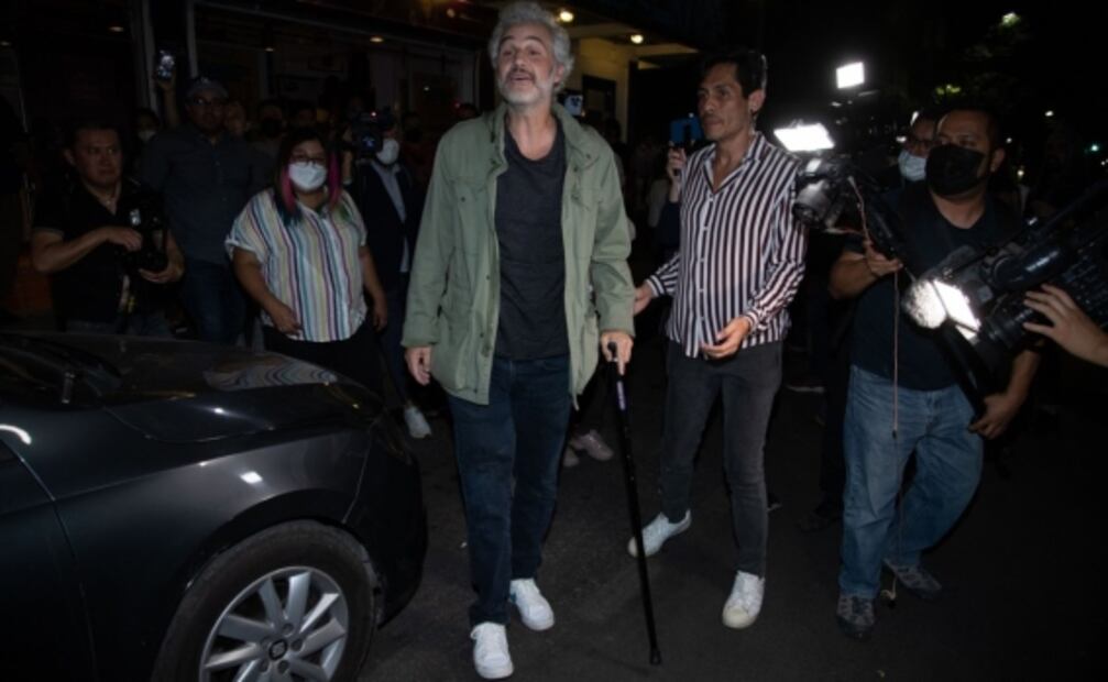 Juan Pablo Medina reaparece sonriente en evento público tras amputación de una de sus piernas