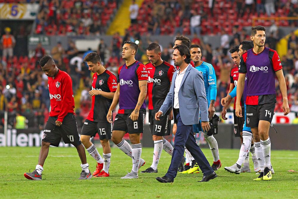 Gerardo Espinoza, técnico del Atlas, junto a sus futbolistas. Foto: Imago 7