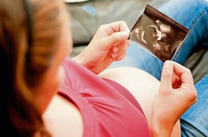 Beber en el embarazo sí cambia la estructura cerebral del bebé: estudio 