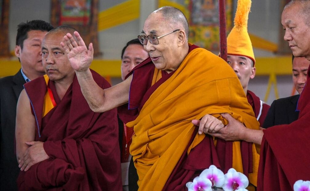 En la tradición tibetana, un "lama" es un maestro espiritual respetado, mientras que un "tulku", como el propio dalái lama, es reconocido como la reencarnación de un gran practicante del pasado. Foto: AFP