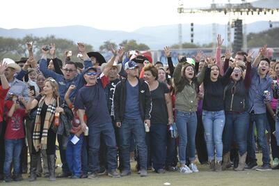 Faltaron vallas para la 'chiva' en XV de Rubí, acusan
