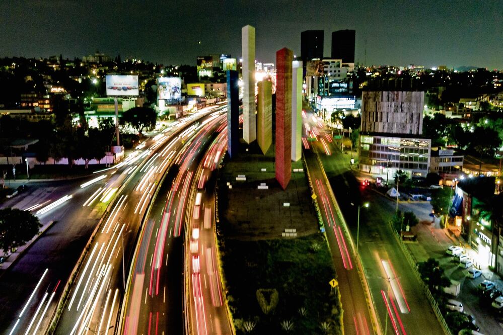 El conjunto de esculturas han permanecido en penumbras por seis años, luego de que la Comisión Federal de Electricidad (CFE) cortó el suministro de energía eléctrica que lo iluminaba.
Fotografía: VALENTE ROSAS Y YARETZY M. OSNAYA
