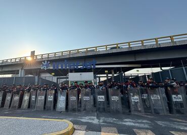Manifestantes de la CNTE llegan al AICM; policía capitalina blinda inmediaciones