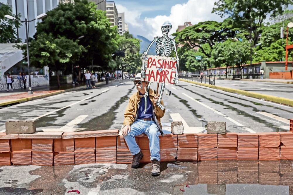 Un hombre en una protesta en Caracas, luego de que la oposición convocara a realizar bloqueos en desafío a la prohibición de las autoridades a manifestaciones. (MIGUEL GUTIÉRREZ. EFE)