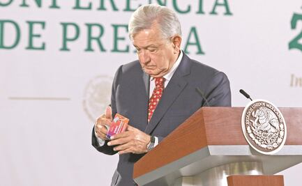 Córdova y Murayama dijeron en 2017 que era delito dar tarjetas, exhibe AMLO
