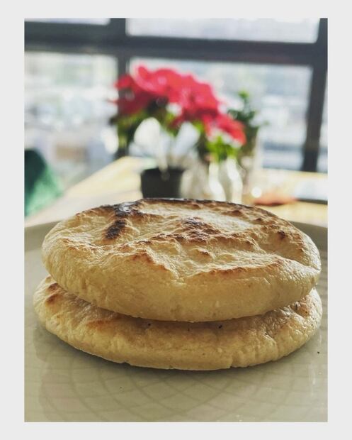Cocina gorditas al comal de frijol y garbanzo