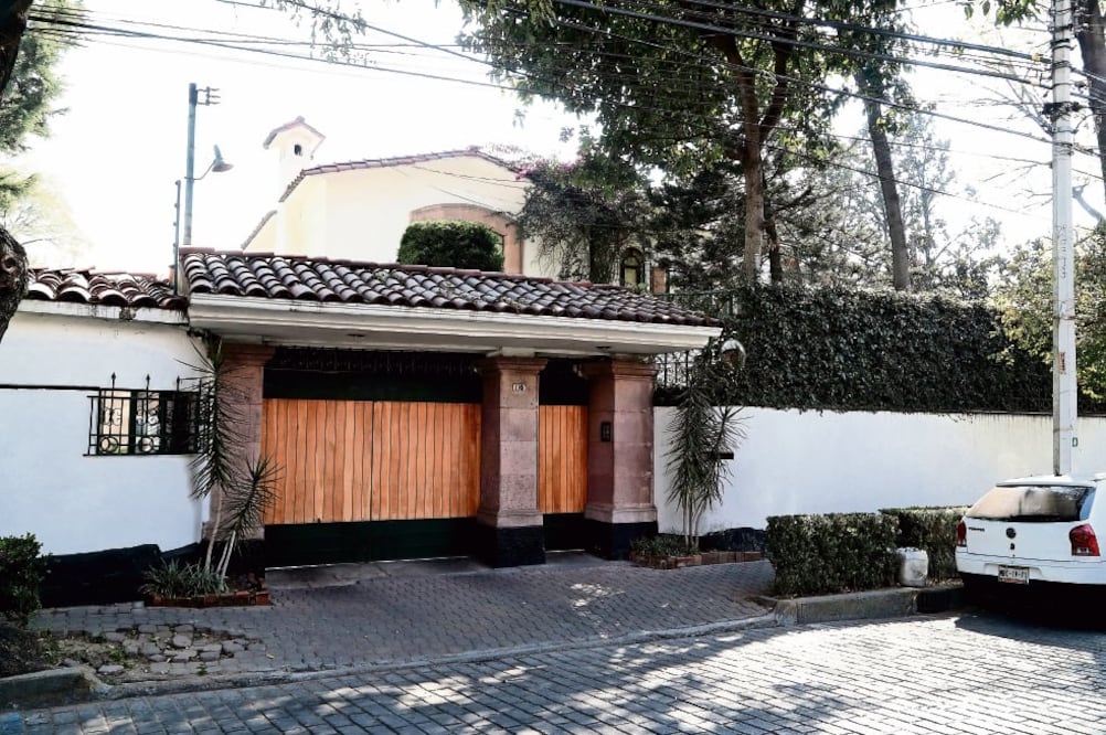 El cardenal Norberto Rivera Carrera habita en el número 110 de la calle de Camelia, en la colonia Florida, delegación Álvaro Obregón, desde hace más de 20 años, cuando asumió como arzobispo primado de México (Fotos: ALEJANDRO ACOSTA)