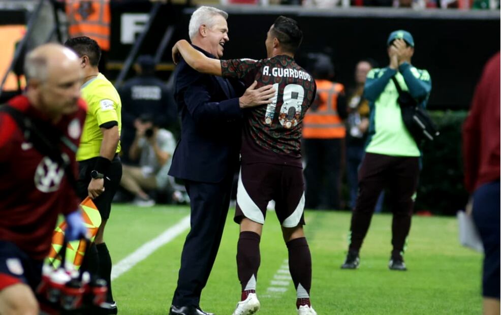 Afuera, el Vasco y uno a uno de los suplentes y staff de la Selección Mexicana fueron recibiendo al legendario elemento de la Selección Mexicana y actual jugador del León donde continuará su carrera a nivel de clubes. Foto: Carlos Mejía/EL UNIVERSAL