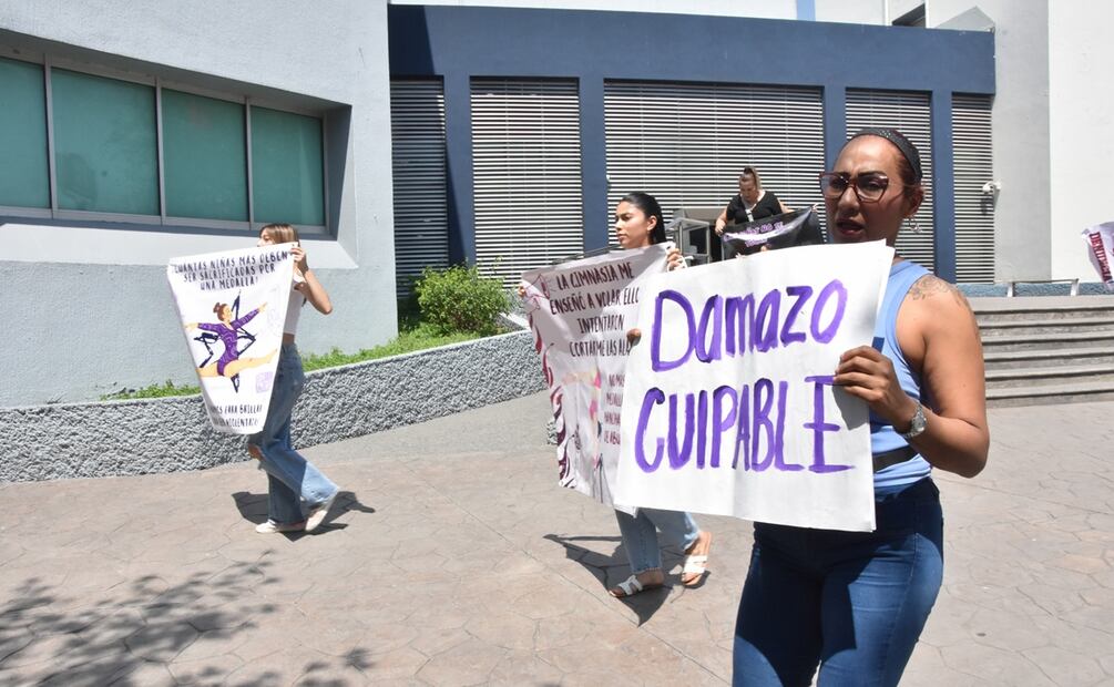Madres y familiares de gimnastas abusadas por Damaso "N" protestan en Palacio de Justicia en Monterrey. Foto: Emilio Vazquez / EL UNIVERSAL
