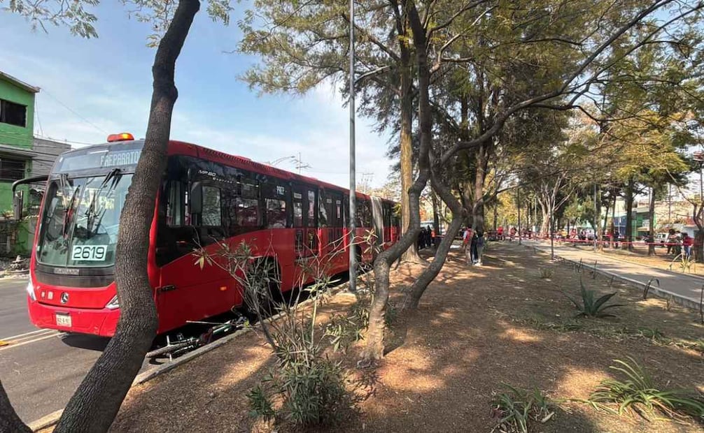 Fallece joven ciclista tras ser arrollado por unidad de metrobús de la línea 5 en la alcaldía Gustavo A. Madero.
Foto: Juan Carlos Williams