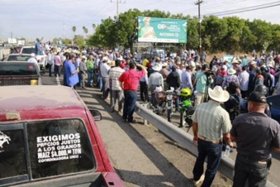 Agricultores realizan bloqueo en Expo Agro en Sinaloa