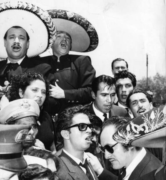 Javier Solís cantando en el entierro de Pedro Infante. Foto: Fototeca EL UNIVERSAL