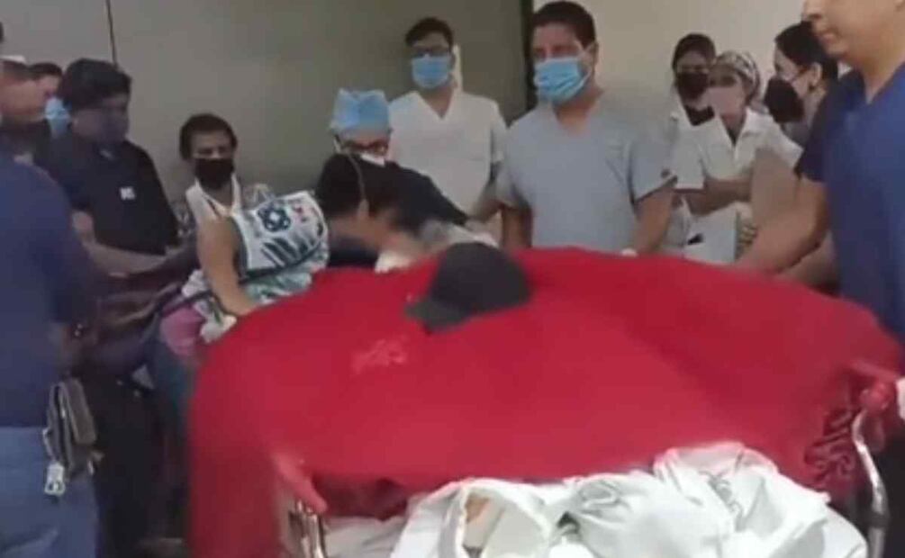 Familiares de la quinceañera se despiden de ella. Foto: Especial