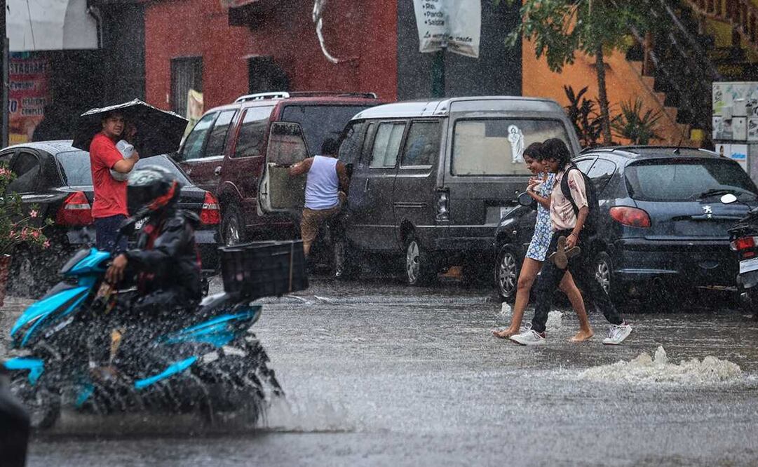 López Obrador señaló que aunque el huracán ha comenzado a perder fuerza, sigue lloviendo muy fuerte. Foto: EFE