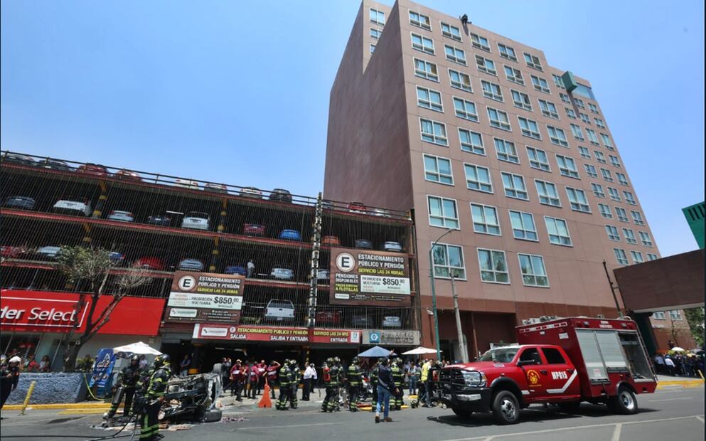 Bomberos realizan una acción de rescate en un estacionamiento de la Ciudad Judicial como parte del Primer Simulacro Nacional 2025 en la Ciudad de México, el 29 de abril de 2025. Foto: Francisco Rodríguez/EL UNIVERSAL