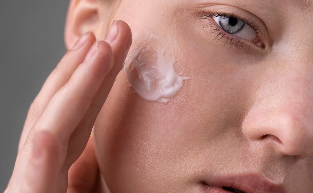 A diferencia del cuerpo, la cara tiene más glándulas sebáceas y zonas sensibles. Foto: Freepik