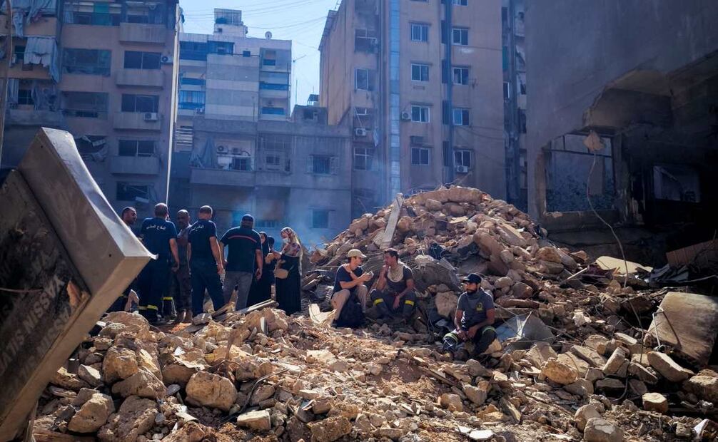 Escombros de un edificio colapsado tras un ataque de Israel ayer en el barrio de Basta de Beirut, en el corazón de la capital. Al menos nueve personas murieron este viernes en nuevos bombardeos israelíes contra localidades del sur del Líbano, mientras que el grupo libanés proiraní Hizbulá reivindicó tres ataques con drones y proyectiles contra el norte de Israel, informaron diversas fuentes libanesas. Foto: EFE