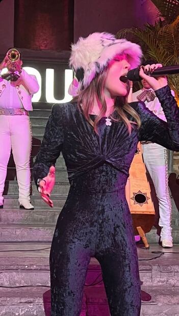 Belinda enamora con catsuit de terciopelo negro