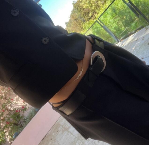 Dua Lipa muestra look con tanga hecha de pedrería como en los 2000